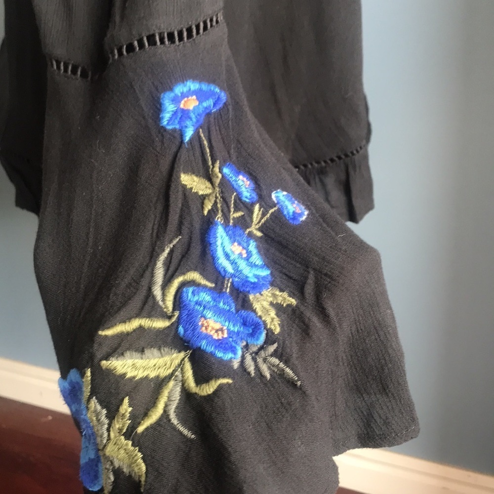 AEO black cold shoulder oversized cropped embroidered long sleeves top size M - Picture 7 of 14